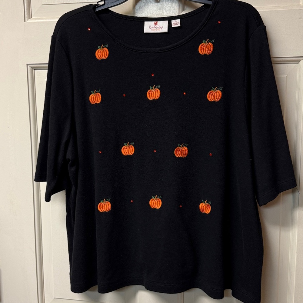 Quacker Factory black short sleeve top w/embroidered pumpkins rhinestones XL EUC